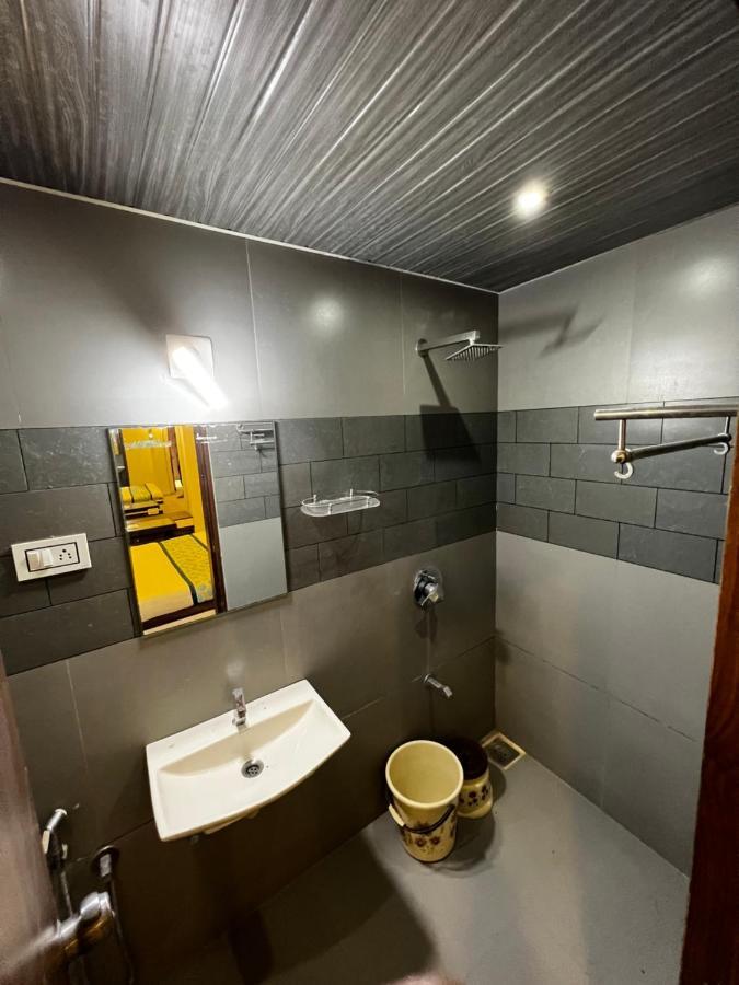 Hotel Savera Inn Morbi ภายนอก รูปภาพ