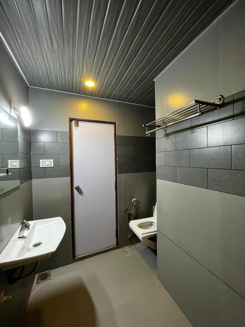 Hotel Savera Inn Morbi ภายนอก รูปภาพ